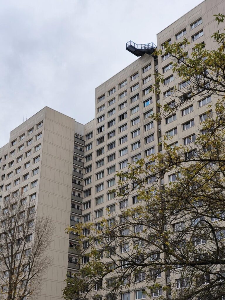 Der Skywalk von der Straße aus gesehen.