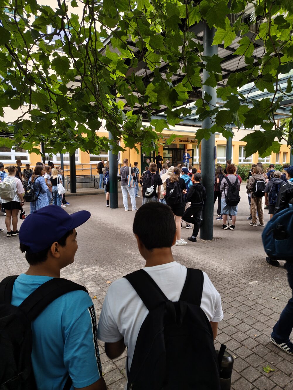 Schüler*innen vor der Schule