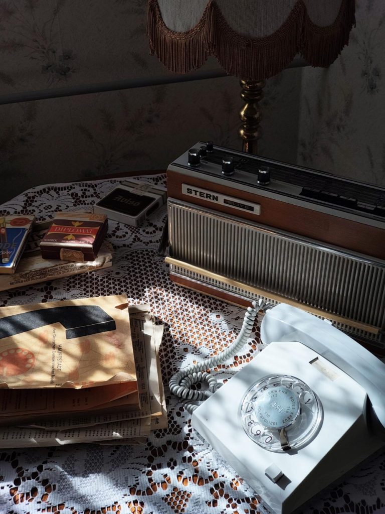 Ein altes Radio und ein Telefon