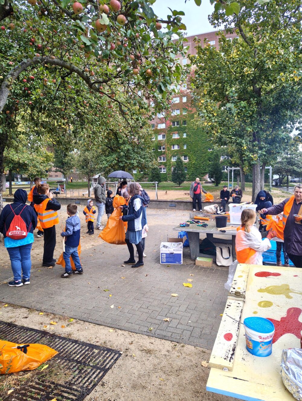 Müll sammeln im Park